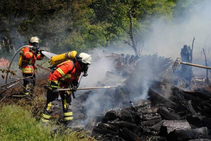 Der Flächenbrand erforderte enormen Einsatz aller Kräfte - Andreas Denk und Tibor Czemmel Feuerwehr Bruchsal