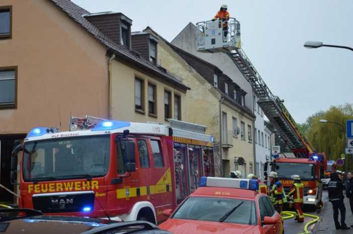 Feuerwehr Bruchsal beim Wohnhausbrand