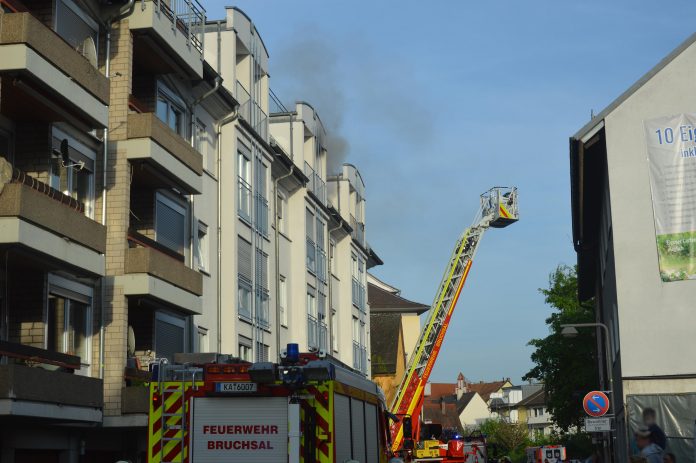 Brand in Dachgeschosswohnung - Für eine Frau kommt jede Hilfe zu spät