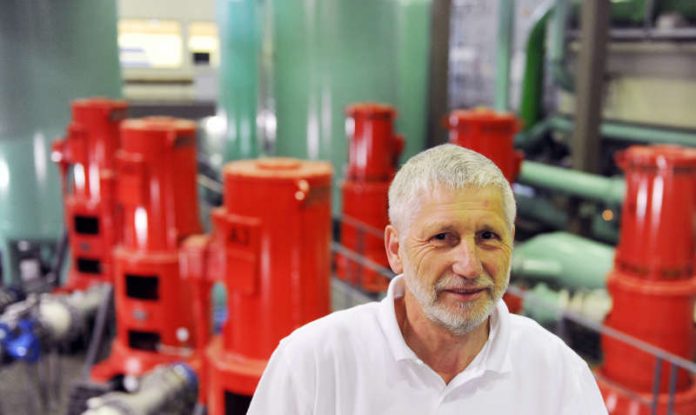 Stadtwerke-Mitarbeiter Erich Dürrschnabel zeigt den Besuchern am 8. Mai das größte und leistungsfähigste Karlsruher Wasserwerk. (Foto: Uli Deck)