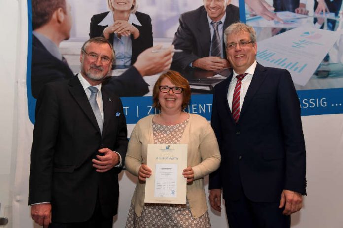 Kammerpräsident Edgar Wilk (li.) und Peter Hoffarth (re.), Präsidiumsmitglied der Steuerberaterkammer Rheinland-Pfalz, gratulieren Dorothee Stephan zur bestandenen Abschlussprüfung. (Nicht auf dem Foto: Thomas Oberschnachner) (Foto: Steuerberaterkammer Rheinland-Pfalz) Kammerpräsident Edgar Wilk (li.) und Peter Hoffarth (re.), Präsidiumsmitglied der Steuerberaterkammer Rheinland-Pfalz, gratulieren Dorothee Stephan zur bestandenen Abschlussprüfung. (Nicht auf dem Foto: Thomas Oberschnachner) (Foto: Steuerberaterkammer Rheinland-Pfalz)