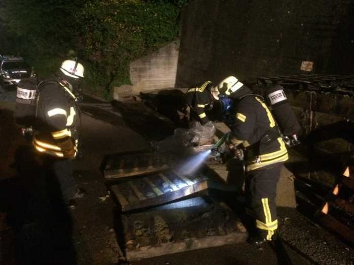 Dämmmaterial brennt Vogesenweg 1 - Feuerwehr Weinheim - Ralf Mittelbach Dämmmaterial brennt Vogesenweg 1 - Feuerwehr Weinheim - Ralf Mittelbach