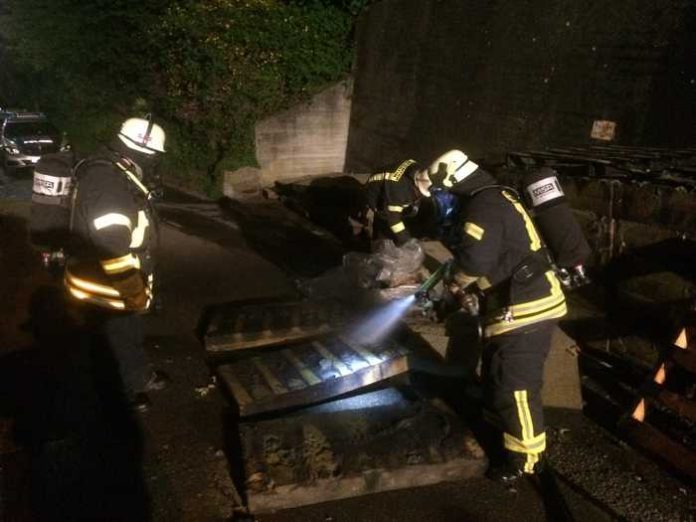 Dämmmaterial brennt Vogesenweg 1 - Feuerwehr Weinheim - Ralf Mittelbach