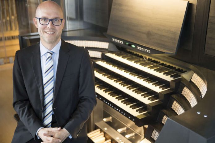 Markus Eichenlaub an der Orgel im Dom zu Speyer (Foto: Georg Knoll)