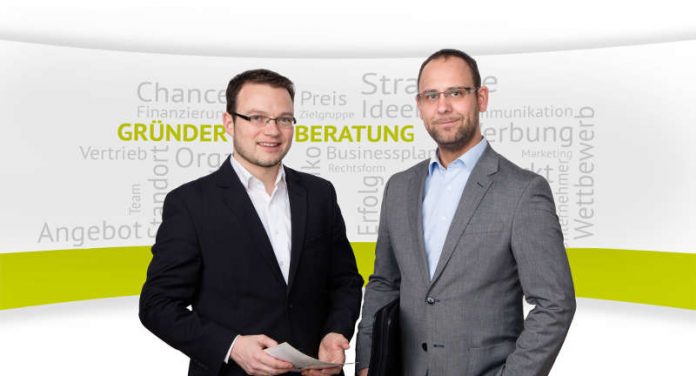 Marco Kreuzer (Wirtschaftsförderung Bergstraße GmbH) und Alexander Schwarz (Wirtschaftsförderer der Stadt Viernheim) würden sich freuen, wenn sich möglichst viele an einer Existenzgründung interessierte Viernheimer für ein Beratungsgespräch melden würden. (Foto: Stadtverwaltung Viernheim)