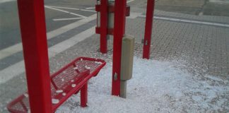 An der Bushaltestelle wurden zwei der gläsernen Scheiben zerstört (Foto: Stadt Lorsch)