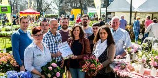 Die Jury und das Team der Lebenshilfe bei der Preisübergabe in der Lutheranlage. v.l.: Jens Thiele (Prokurist der KVG), Janine Galoci, Dieter Rauh (Abteilungsleiter Grünflächen und Gewässer), Stefan Habanetz (Produktionsleiter der Werkstatt für angepasste Arbeit), Lukas Kornuta, Petra Graen (Ehrenamtliche Beigeordnete der Stadt Worms), Markus Wendling, Andre Junk, Arzu Aydin, Kai Hornuf (Geschäftsführer Stadtmarketing Nibelungenstadt Worms e.V.) (Foto: Bernward Bertram)