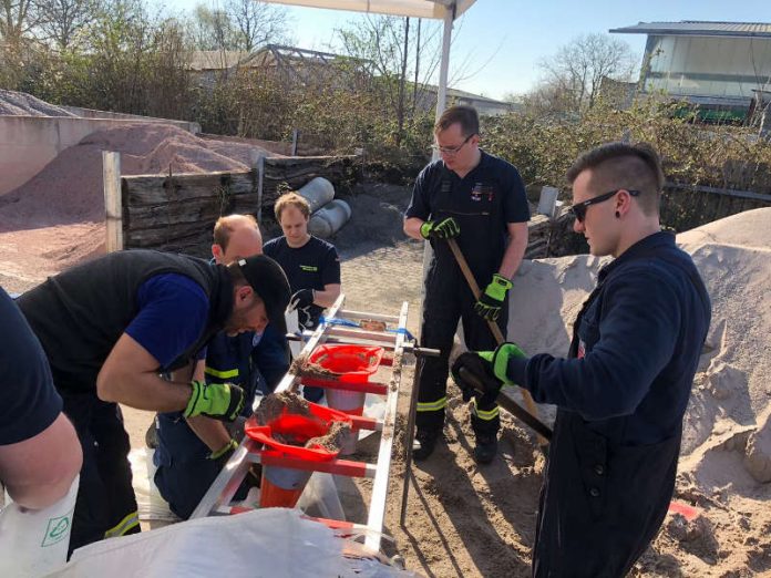 Sandsäcke wurden über Leitkegel befüllt (Foto: Feuerwehr Speyer) Sandsäcke wurden über Leitkegel befüllt (Foto: Feuerwehr Speyer)