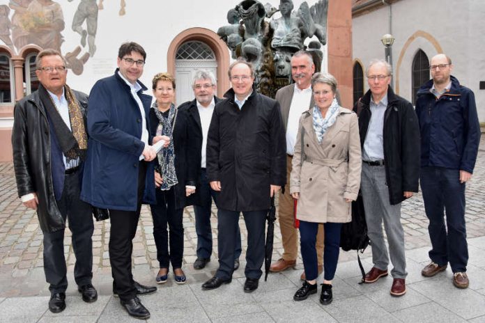 Zu Gast bei Freunden: Die Hagenauer Delegation um Bürgermeister Claude Sturni (5.v.l.) wurde unter anderem von Oberbürgermeister Thomas Hirsch (2.v.l.), Beigeordnetem Rudi Klemm (6.v.l.) und Theo Kautzmann, Präsident des Oberrheinrats (l.), in Landau empfangen. (Foto: Stadt Landau in der Pfalz)