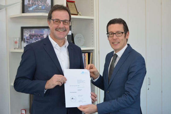 Prof. Dr. Frank E.P. Dievernich (r.), Präsident der Frankfurt UAS, begrüßt Peter Saeger von Continental als Honorarprofessor. (Foto: Frankfurt UAS/Benedikt Bieber)