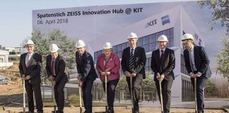 Spatenstich für den ZEISS Innovation Hub @ KIT (v. l. n. r.): Bernd Stober, Bürgermeister der Gemeinde Eggenstein-Leopoldshafen; Prof. Thomas Hirth, Vizepräsident des KIT für Innovation und Internationales; Professor Michael Kaschke, Vorsitzender des Vorstands der Carl Zeiss AG; Theresia Bauer, Ministerin für Wissenschaft, Forschung und Kunst Baden-Württemberg; Professor Holger Hanselka, Präsident des KIT; Dr. Ulrich Simon, Corporate Research & Technology der Zeiss AG; und Dr. Michael Thiel, Mitgründer der Nanoscribe GmbH. (Foto: Amadeus Bramsiepe, KIT)