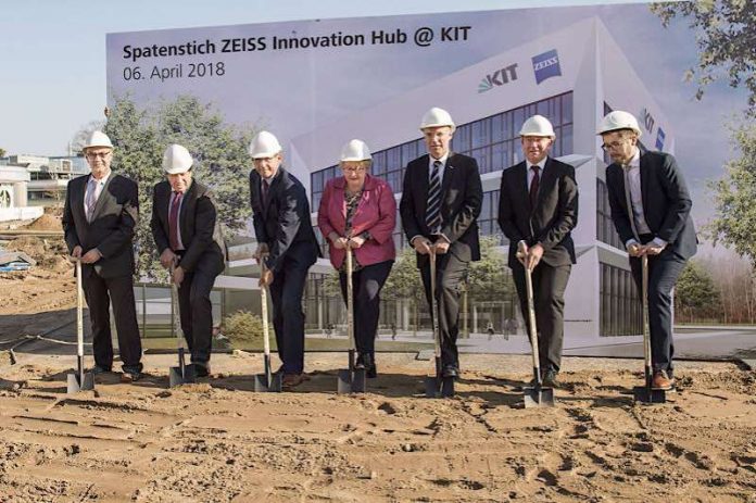 Spatenstich für den ZEISS Innovation Hub @ KIT (v. l. n. r.): Bernd Stober, Bürgermeister der Gemeinde Eggenstein-Leopoldshafen; Prof. Thomas Hirth, Vizepräsident des KIT für Innovation und Internationales; Professor Michael Kaschke, Vorsitzender des Vorstands der Carl Zeiss AG; Theresia Bauer, Ministerin für Wissenschaft, Forschung und Kunst Baden-Württemberg; Professor Holger Hanselka, Präsident des KIT; Dr. Ulrich Simon, Corporate Research & Technology der Zeiss AG; und Dr. Michael Thiel, Mitgründer der Nanoscribe GmbH. (Foto: Amadeus Bramsiepe, KIT) Spatenstich für den ZEISS Innovation Hub @ KIT (v. l. n. r.): Bernd Stober, Bürgermeister der Gemeinde Eggenstein-Leopoldshafen; Prof. Thomas Hirth, Vizepräsident des KIT für Innovation und Internationales; Professor Michael Kaschke, Vorsitzender des Vorstands der Carl Zeiss AG; Theresia Bauer, Ministerin für Wissenschaft, Forschung und Kunst Baden-Württemberg; Professor Holger Hanselka, Präsident des KIT; Dr. Ulrich Simon, Corporate Research & Technology der Zeiss AG; und Dr. Michael Thiel, Mitgründer der Nanoscribe GmbH. (Foto: Amadeus Bramsiepe, KIT)
