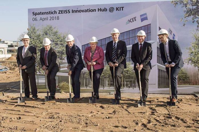 Spatenstich für den ZEISS Innovation Hub @ KIT (v. l. n. r.): Bernd Stober, Bürgermeister der Gemeinde Eggenstein-Leopoldshafen; Prof. Thomas Hirth, Vizepräsident des KIT für Innovation und Internationales; Professor Michael Kaschke, Vorsitzender des Vorstands der Carl Zeiss AG; Theresia Bauer, Ministerin für Wissenschaft, Forschung und Kunst Baden-Württemberg; Professor Holger Hanselka, Präsident des KIT; Dr. Ulrich Simon, Corporate Research & Technology der Zeiss AG; und Dr. Michael Thiel, Mitgründer der Nanoscribe GmbH. (Foto: Amadeus Bramsiepe, KIT)