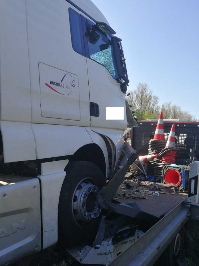 Der LKW schob ein Absicherungsfahrzeug zusammen - Freiwillige Feuerwehr Weingarten Der LKW schob ein Absicherungsfahrzeug zusammen - Freiwillige Feuerwehr Weingarten