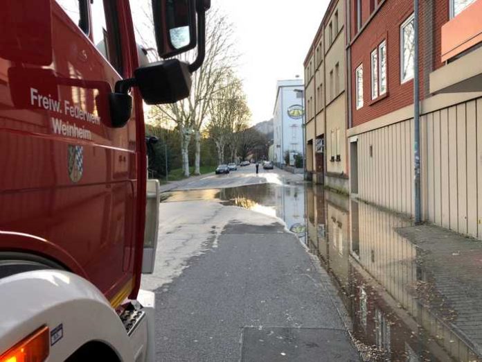 Einsatz in Weinheim für die Feuerwehr bei einem Wasserrohrbruch - Quelle: Feuerwehr Weinheim Einsatz in Weinheim für die Feuerwehr bei einem Wasserrohrbruch - Quelle: Feuerwehr Weinheim