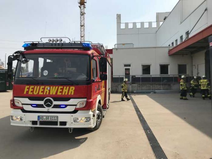 Feuerwehr Brühl in Schwetzingenan einem Möbelhaus im Einsatz