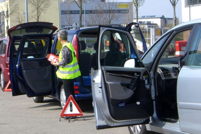Einsteigen, bitte: Am 15. und 16. Mai führt die Stadtverwaltung Landau in Kooperation mit den Verkehrswachten Ludwigshafen und Landau/SÜW erneut Fahrsicherheitstrainings für ältere Autofahrerinnen und Autofahrer durch. (Foto: Stadt Landau in der Pfalz) Einsteigen, bitte: Am 15. und 16. Mai führt die Stadtverwaltung Landau in Kooperation mit den Verkehrswachten Ludwigshafen und Landau/SÜW erneut Fahrsicherheitstrainings für ältere Autofahrerinnen und Autofahrer durch. (Foto: Stadt Landau in der Pfalz)