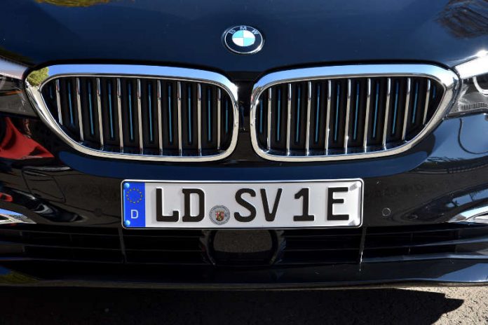 Auch der Dienstwagen von Oberbürgermeister Thomas Hirsch trägt ein Kennzeichen mit Doppelbuchstaben. Das „SV“ steht für „Stadtverwaltung“. (Foto: Stadt Landau in der Pfalz)