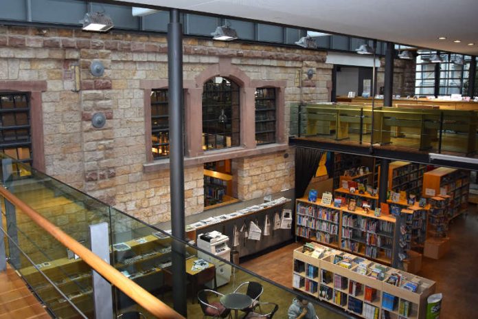 Modernes Angebot hinter historischen Mauern: Die Landauer Stadtbibliothek heute (Foto: Stadt Landau in der Pfalz)