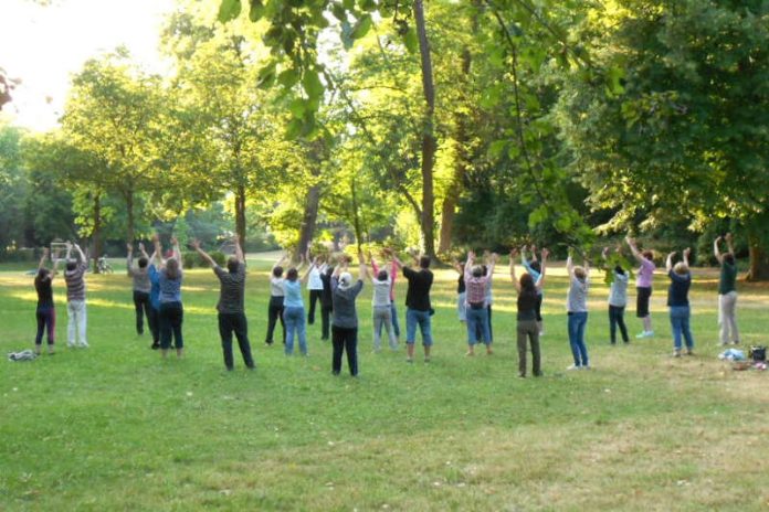 Im Rahmen der Frauenwochen „Brot&Rosen“ findet am Sonntag, 22. April, ein Qigong -Schnupperworkshop im Landauer Goethepark statt.(Foto: Stadt Landau in der Pfalz)