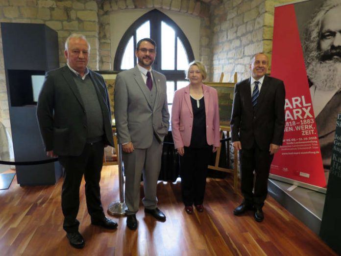 Dr. Dieter Ante, OB Marc Weigel, Prof. Dr. Beatrix Bouvier und Prof. Dr. Konrad Wolf (v.li.) (Foto: Stadtverwaltung Neustadt)