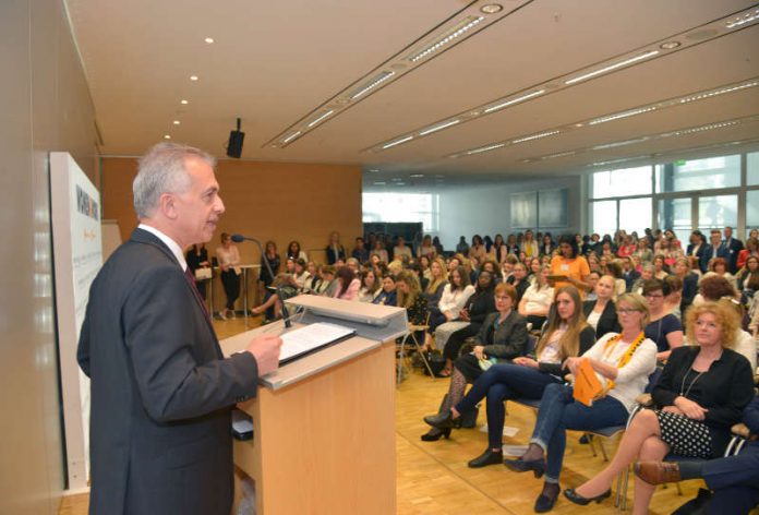 Oberbürgermeister Peter Feldmann bei der women&work (Foto: Bernd Kammerer)