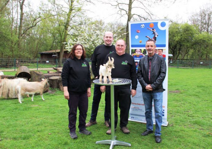 Freuen sich auf die Zusammenarbeit, von links: Marion Merzbacher, Bernd Kühn, Hans-Georg Schwarz (Vorstand Tiergehege Frankenthal e.V.), Harald Stark Geschäftsführer Bernd-Jung-Stiftung (Foto: Bernd-Jung-Stiftung)