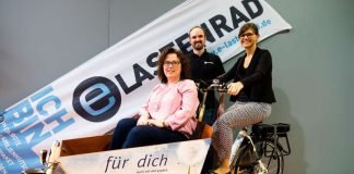 Überreichten das Elektro-Lastenrad an Thilo Gauch (Electric Bike Solutions GmbH: Doreén Feger (links) und Denise Köhler (rechts, Stadtwerke Heidelberg). (Foto: Stadtwerke Heidelberg)