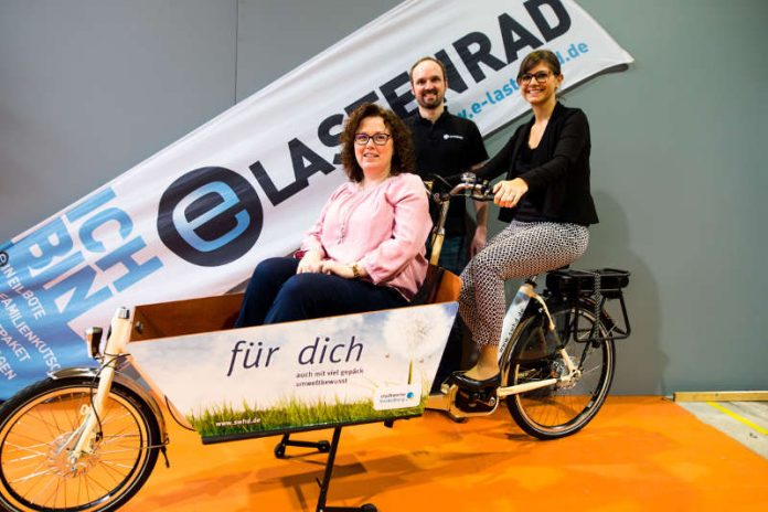 Überreichten das Elektro-Lastenrad an Thilo Gauch (Electric Bike Solutions GmbH: Doreén Feger (links) und Denise Köhler (rechts, Stadtwerke Heidelberg). (Foto: Stadtwerke Heidelberg)