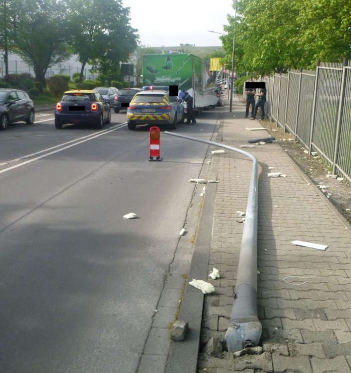 Eine Straßenlaterne wurde stark beschädigt (Foto: Polizei RLP)