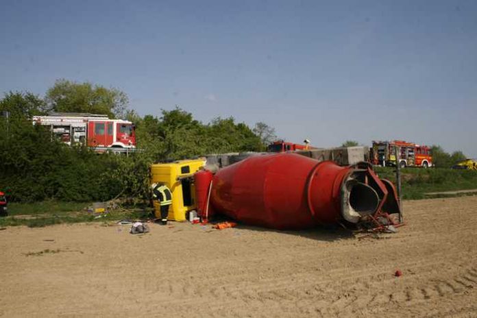 Bei diesem Unfall wurde der Fahrer schwerstverletzt - Quelle: Feuerwehr Speyer