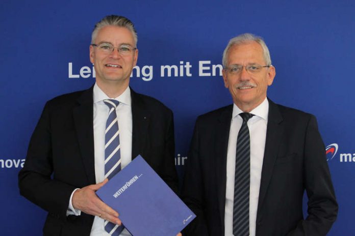 v.l.: Der Mainova-Vorstandsvorsitzende Dr. Constantin H. Alsheimer und Mainova-Vorstandsmitglied Norbert Breidenbach präsentieren den aktuellen Geschäftsbericht 2017. (Foto: Mainova AG)