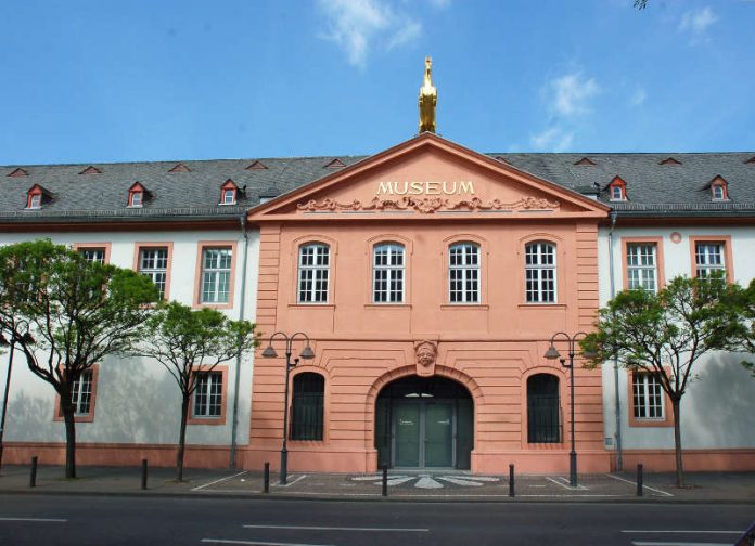 Museumseingang Landesmuseum Mainz (Quelle: GDKE Rheinland-Pfalz, Landesmuseum Mainz / Foto: Ursula Rudischer)