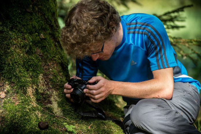 Beim Abenteuercamp werden auch Fotografiekurse angeboten (Quelle: FairFilm Productions GbR / Foto: Dmitry Sharomov)