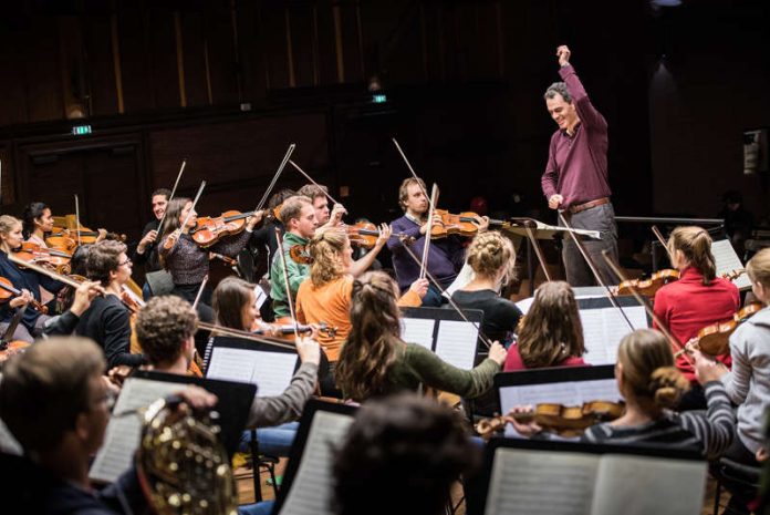 HfMDK Hochschulorchester und Vassilis Christopoulos (Foto: Andreas Reeg/HfMDK)