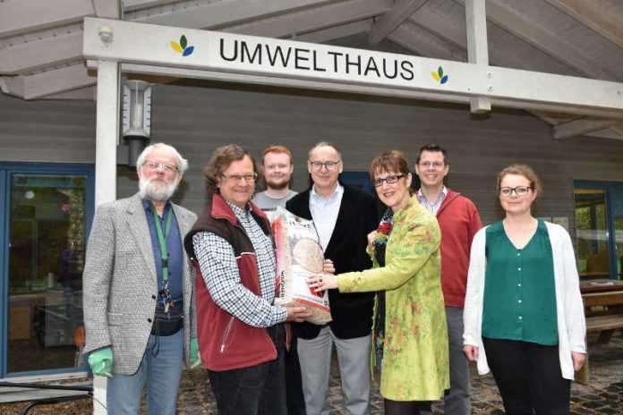 Bürgermeister und Umweltdezernent Hans-Joachim Kosubek (4.v.li) vor dem Umwelthaus im Wormser Erlebnisgarten mit den Teilnehmern des Bilanz-Gesprächs. (Foto: Stadtverwaltung Worms) Bürgermeister und Umweltdezernent Hans-Joachim Kosubek (4.v.li) vor dem Umwelthaus im Wormser Erlebnisgarten mit den Teilnehmern des Bilanz-Gesprächs. (Foto: Stadtverwaltung Worms)