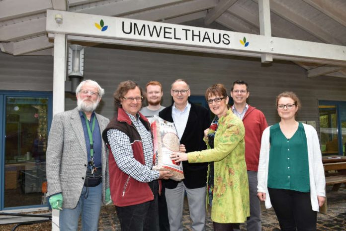 Bürgermeister und Umweltdezernent Hans-Joachim Kosubek (4.v.li) vor dem Umwelthaus im Wormser Erlebnisgarten mit den Teilnehmern des Bilanz-Gesprächs. (Foto: Stadtverwaltung Worms)