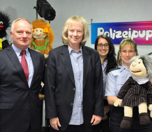 Michael Denne (Polizeipräsident), Dr. Eva Niebergall-Walter (Landesverkehrswacht Rheinland-Pfalz), Melanie Paul, Claudia Bauspieß (Polizeipuppenbühne) und Axel Emser (Beratungszentrum der Polizei) (Foto: Polizei RLP)