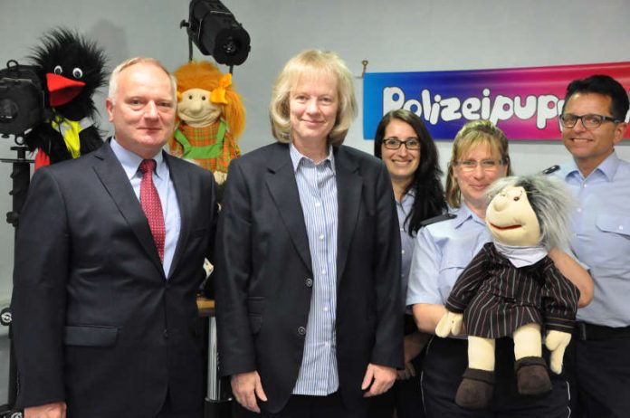 Michael Denne (Polizeipräsident), Dr. Eva Niebergall-Walter (Landesverkehrswacht Rheinland-Pfalz), Melanie Paul, Claudia Bauspieß (Polizeipuppenbühne) und Axel Emser (Beratungszentrum der Polizei) (Foto: Polizei RLP)