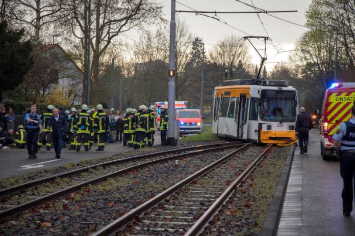 Straßenbahn entgleist vor Mainzer Grundschule Straßenbahn entgleist vor Mainzer Grundschule
