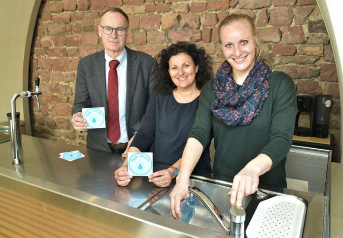 Bürgermeister und Umweltdezernent Hans-Joachim Kosubek, Isabell Schärf-Miehe (Nibelungenmuseum) und Klimaanpassungsmanagerin Selma Mergner (Umweltabteilung) bei der Vorstellung des Refill-Projekts im Nibelungenmuseum. (Foto: Stadtverwaltung Worms)