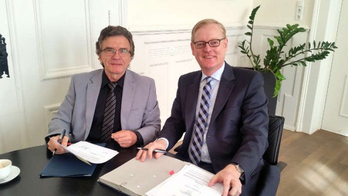 Markus Frank und Professor Reinhard Ries unterzeichnen Geschäftsführervertrag der BKRZ GmbH (Foto: Stadt Frankfurt)
