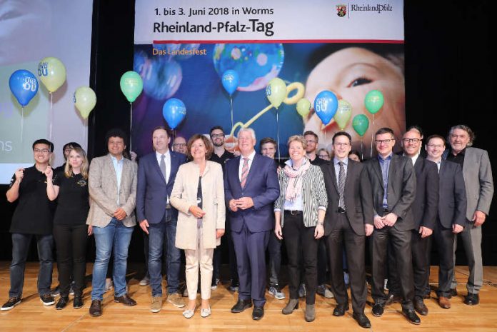 Ministerpräsidentin Malu Dreyer und Oberbürgermeister Michael Kissel (beide Mitte) stellten heute mit den verschiedenen Akteuren das Programm zum Rheinland-Pfalz-Tag 2018 vor. Studenten der Hochschule Worms präsentierten mit ihren Dozenten die neue Spiele-App „schaz“, die sie im Rahmen eines Forschungsprojekts entwickelt haben. (Foto: Rudolf Uhrig)