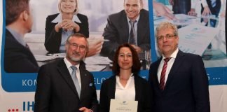 Kammerpräsident Edgar Wilk (li.) und Peter Hoffarth (re.), Präsidiumsmitglied der Steuerberaterkammer Rheinland-Pfalz, gratulieren Nina Weinhardt zur bestandenen Abschlussprüfung. (Foto: Steuerberaterkammer Rheinland-Pfalz)