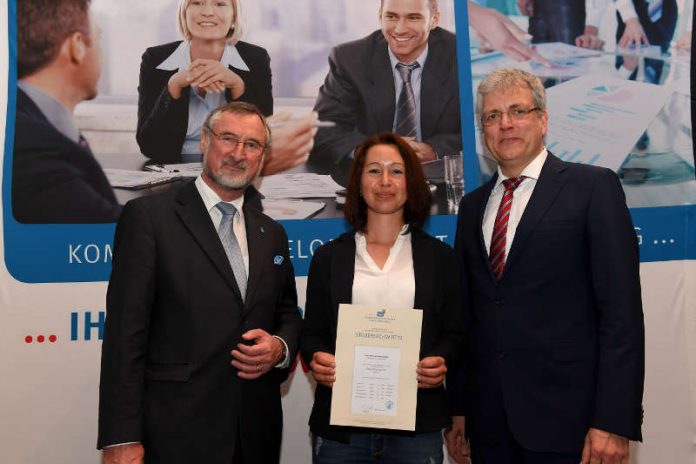 Kammerpräsident Edgar Wilk (li.) und Peter Hoffarth (re.), Präsidiumsmitglied der Steuerberaterkammer Rheinland-Pfalz, gratulieren Nina Weinhardt zur bestandenen Abschlussprüfung. (Foto: Steuerberaterkammer Rheinland-Pfalz)