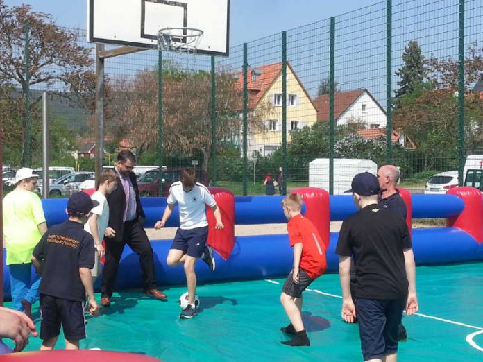Für den ultimativen Kick: Ein mobiles Fußballfeld und Bubbles zum Toben. (Foto: Stadtverwaltung Neustadt)