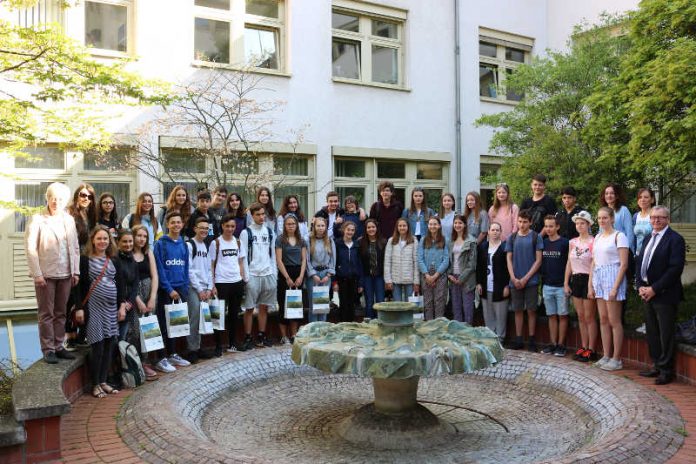 Landrat Ernst Walter Görisch empfängt Schülerinnen und Schüler aus Spanien in der Kreisverwaltung Alzey-Worms. (Foto: Kreisverwaltung Alzey-Worms) (Foto: Kreisverwaltung Alzey-Worms)