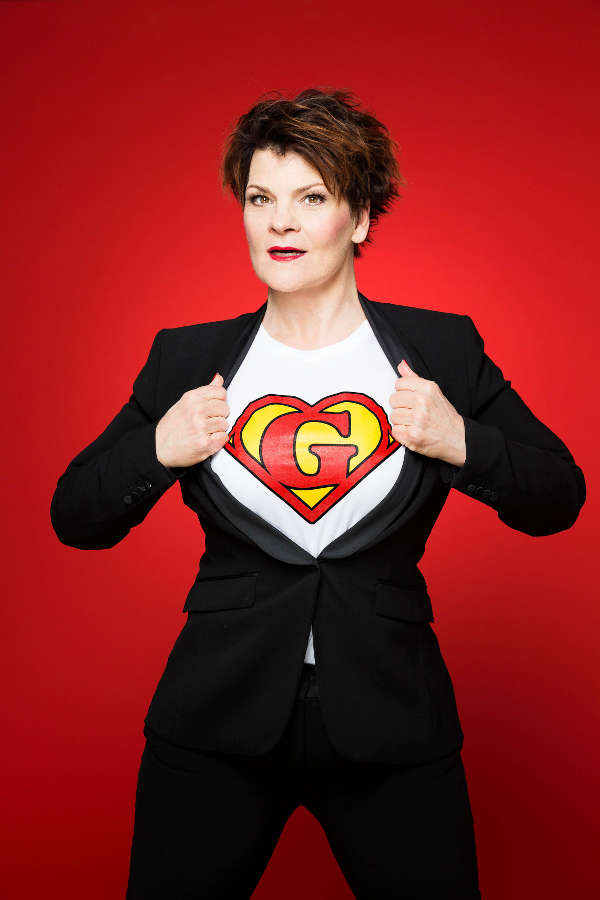 Gayle Tafts, gefeierte Entertainerin mit US-amerikanischen Wurzeln, ist nach 2015 erneut im Forum Alte Post zu Gast. Am 1. August stellt sie ihr neues Programm „Superwoman“ vor. (Foto: Robert Recker)