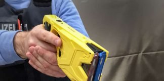 Polizist beim Einsatz des Tasers (Foto: Polizeipräsidium Südosthessen)