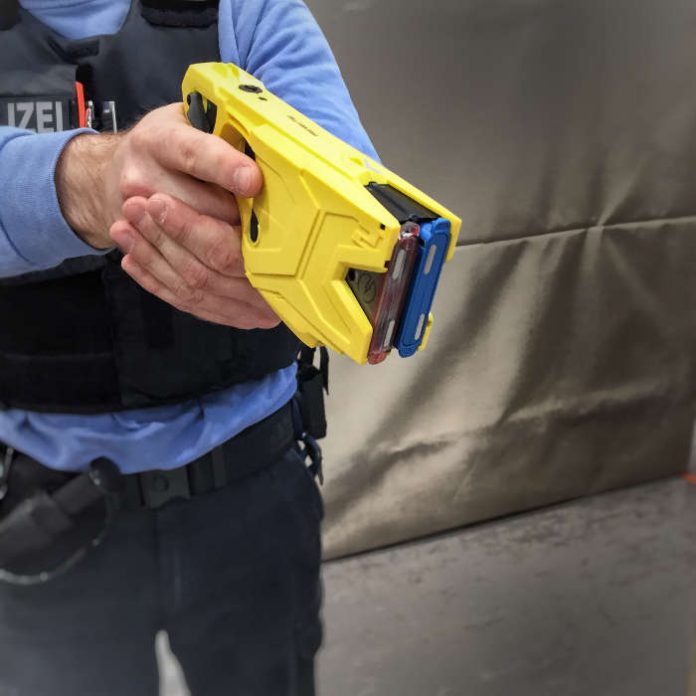 Polizist beim Einsatz des Tasers (Foto: Polizeipräsidium Südosthessen)